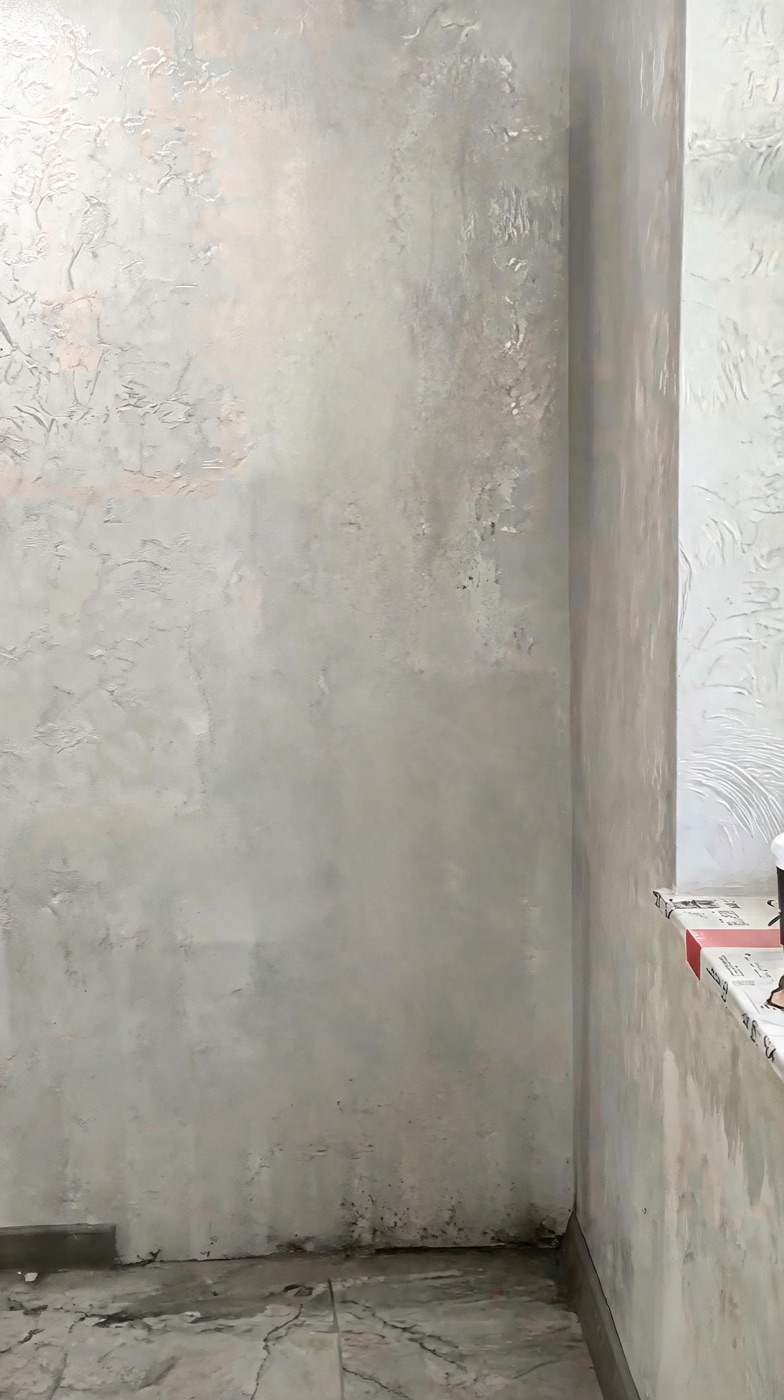 Leere Wand im Heizraum vor der Montage
