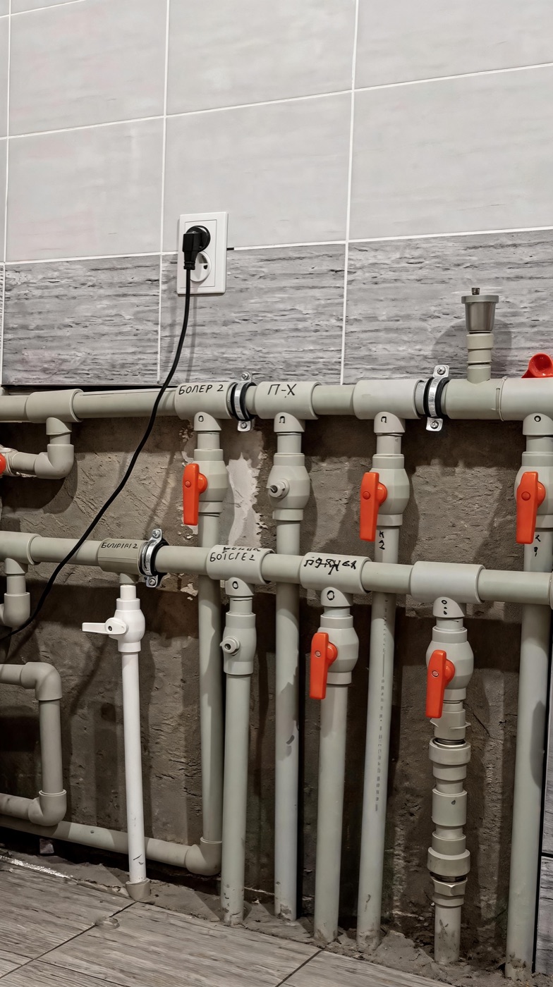 Verteilereinheit mit Warmwasserspeicher und Kugelhähnen